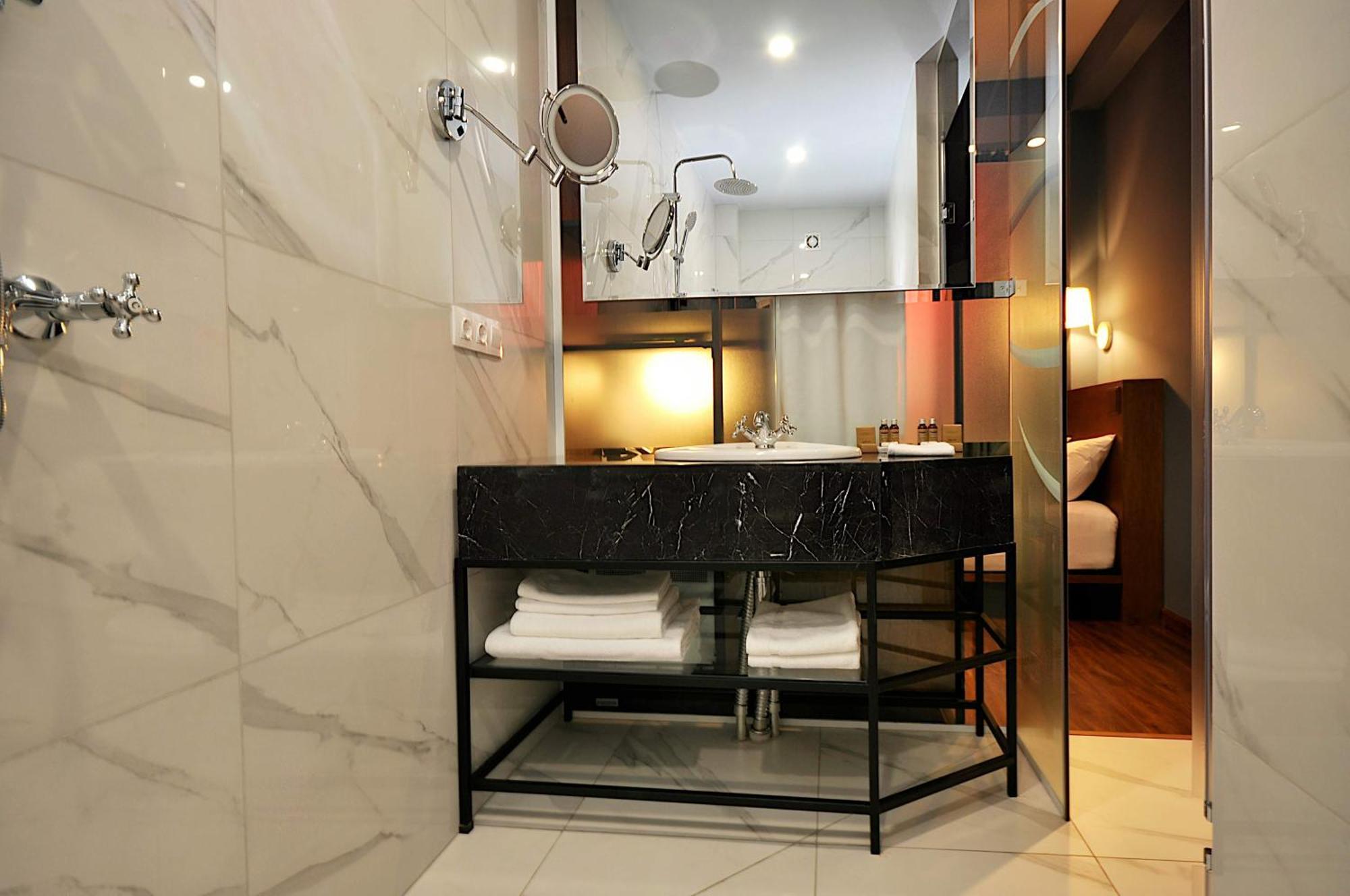 Elle Boutique Hotel Тбилиси Стая снимка